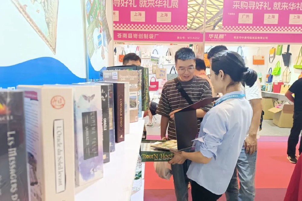 鵬華撲克上海禮品展 W3-A011 展位人氣沸騰，恭迎蒞臨！